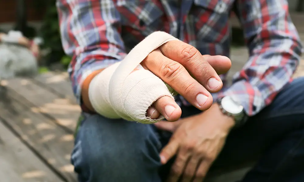 man with broken hand or arm and cannot perform work due to personal injury - Collinsville IL
