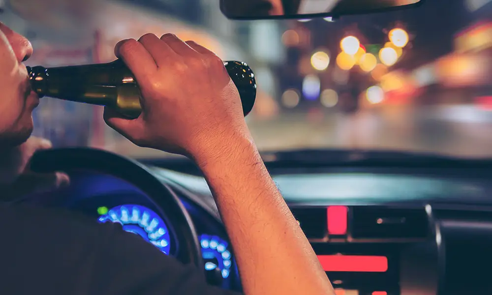 driver drinking while driving - collinsville il drunk driving accident lawyer