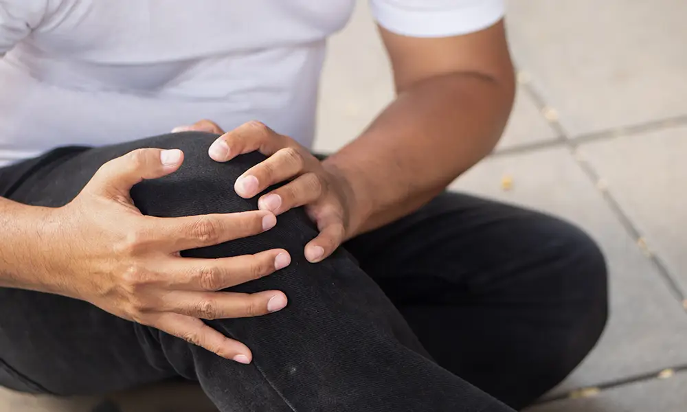 man fallen down and injured his knee- may be entitled to a slip & fall lawyer in collinsville il